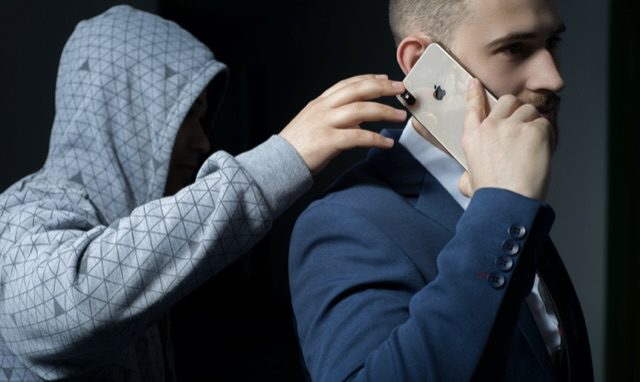 iPhone v ruke používateľa krádež