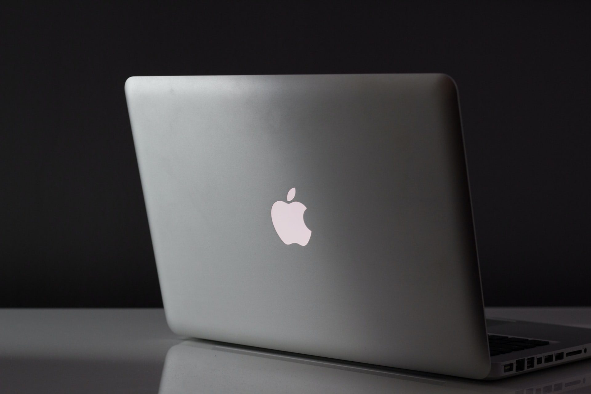 MacBook svietiace logo