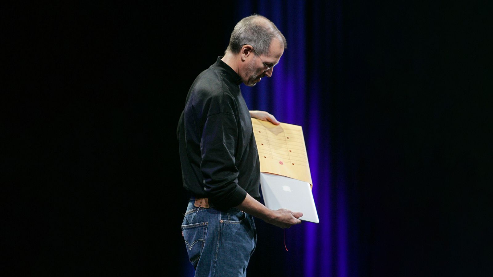 Steve Jobs predstavuje pôvodný MacBook Air 2008