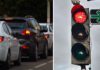 Zelená šipka na semafóre s červenou farbou, ktorá umožňuje odbočenie doprava na červenú