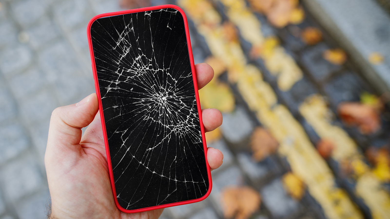 Rozbitý iPhone v červenom obale
