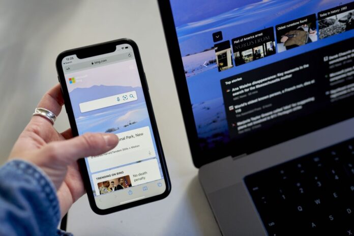 Bing AI na iPhone a MacBook Bing AI na iPhone a MacBook