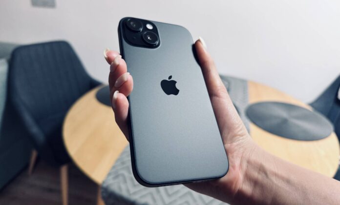 iPhone 15 v čiernej farbe