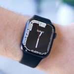 Apple Watch Series 7 na ruke používateľa