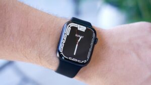 Apple Watch Series 7 na ruke používateľa