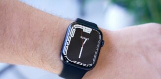 Apple Watch Series 7 na ruke používateľa