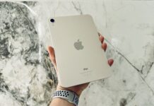 iPad mini v ruke používateľa