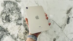iPad mini v ruke používateľa