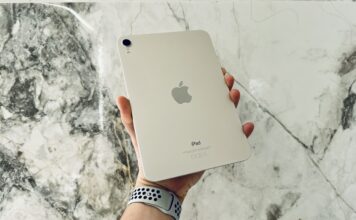 iPad mini v ruke používateľa