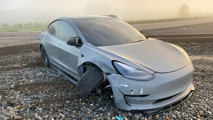 Tesla Model 3 nehoda Tesla Model 3 nehoda