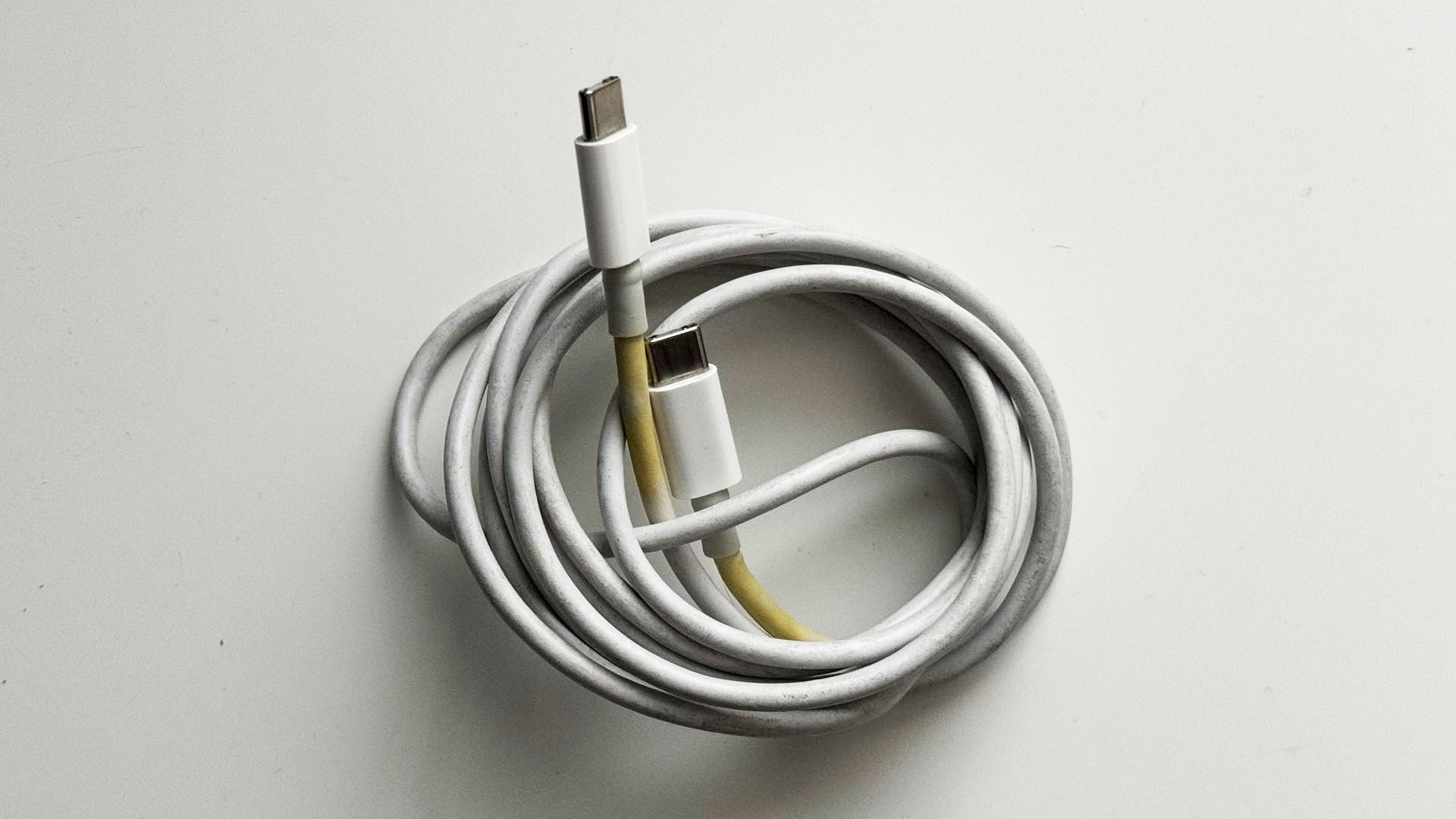 Apple kábel zožltnutý