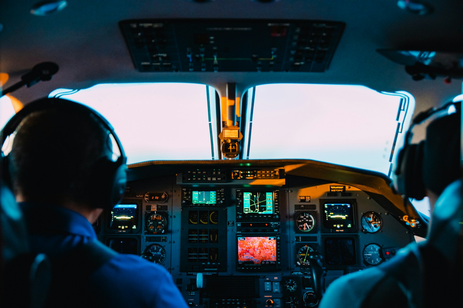 Piloti v lietadle a mobilný signál