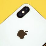 iPhone XS Max na žltom pozadí