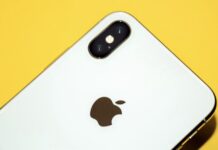 Apple nezabúda ani na staršie zariadenia. iPhone XS, iPhone XR a ďalšie produkty dostali update iPhone XS Max na žltom pozadí