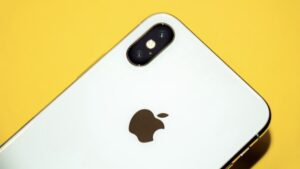 iPhone XS Max na žltom pozadí