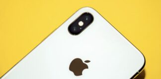 Apple nezabúda ani na staršie zariadenia. iPhone XS, iPhone XR a ďalšie produkty dostali update iPhone XS Max na žltom pozadí