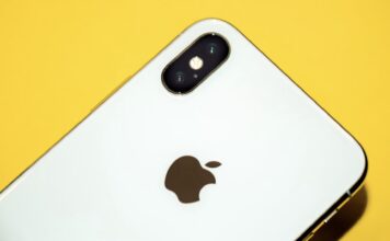 Apple nezabúda ani na staršie zariadenia. iPhone XS, iPhone XR a ďalšie produkty dostali update iPhone XS Max na žltom pozadí