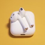AirPods 1. generácie na žltom pozadí