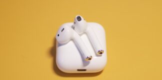 AirPods 1. generácie na žltom pozadí