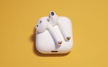 AirPods 1. generácie na žltom pozadí