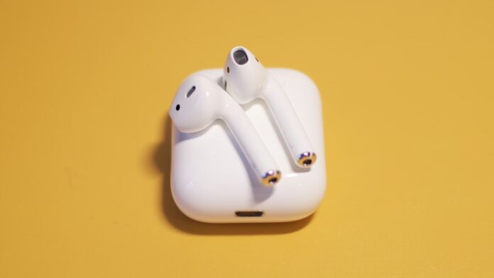 AirPods 1. generácie na žltom pozadí