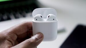 AirPods v ruke používateľa 