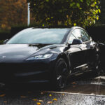 Batérie pre elektromobily brutálne zlacneli. Prestanú dávať klasické motory zmysel? Tesla nabíjanie elektromobil