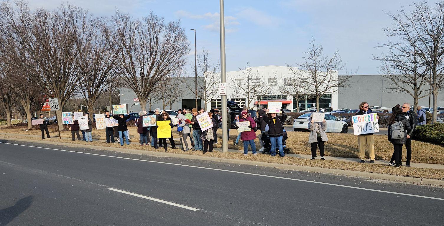 Tesla protestujúci boycot tesla