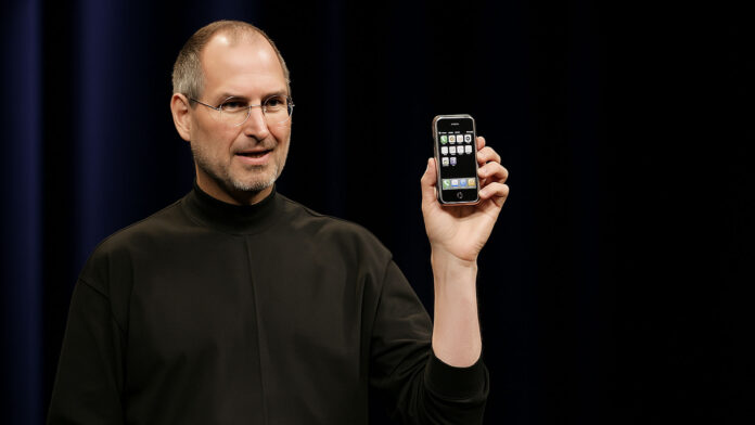 Steve Jobs prvý iphone