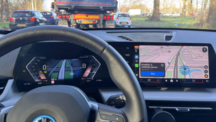 Waze Apple carPlay BMW prístrojový štít