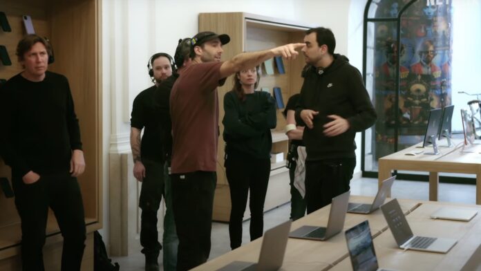 Replika Apple Store pre iHostage