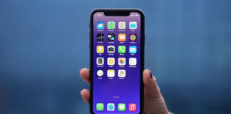 iPhone v ruke