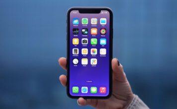 iPhone v ruke
