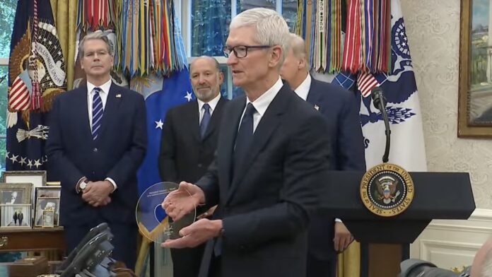 Tim Cook Donald Trump