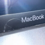 prasknutý ráik obrazovky MacBook Pro