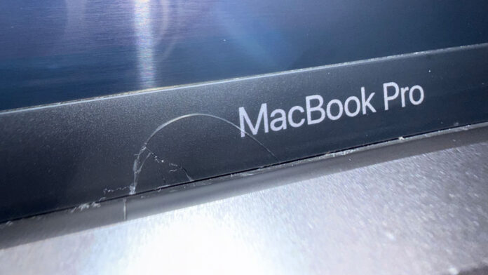 prasknutý ráik obrazovky MacBook Pro