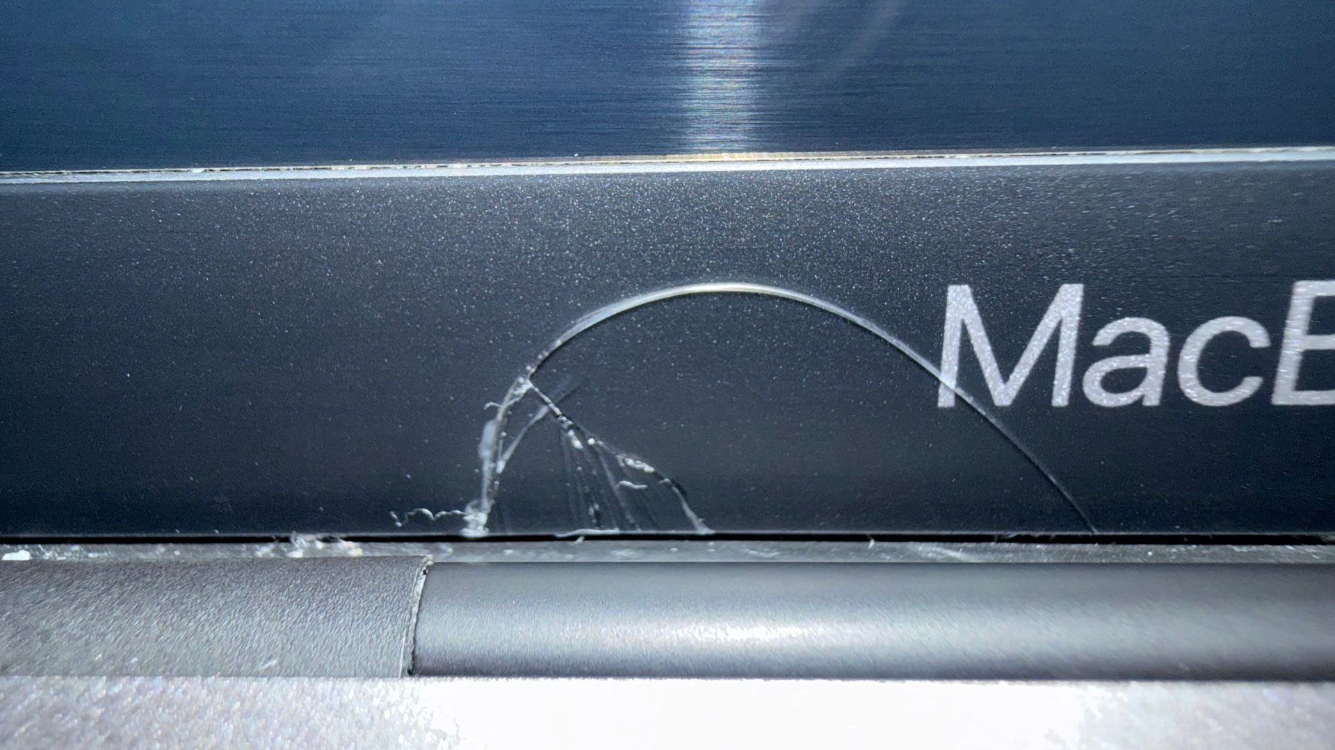 prasknutý ráik obrazovky MacBook Pro