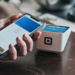 Slováci budú môcť zaplatiť bezhotovostne už od 1 €. Predajcov čaká povinná zmena! Apple Pay