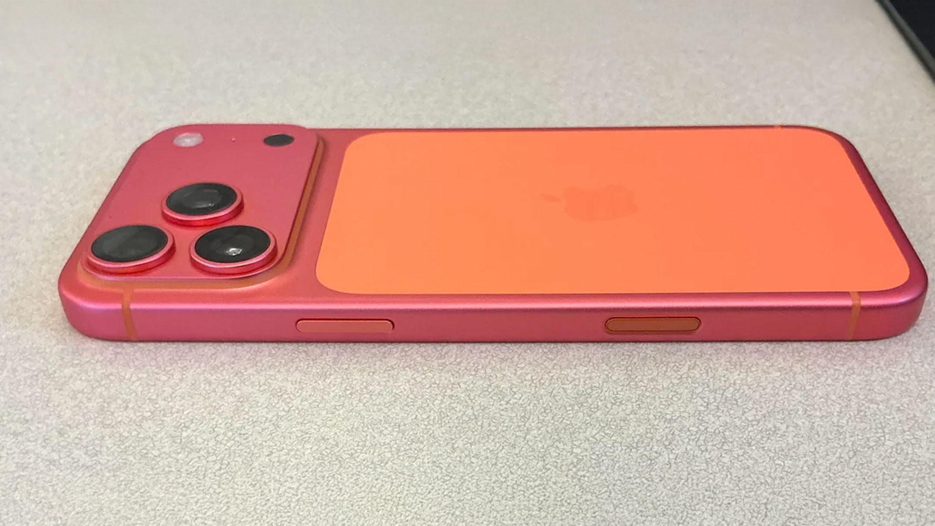 Z červeného iPhonu 12 sa vytratila farba