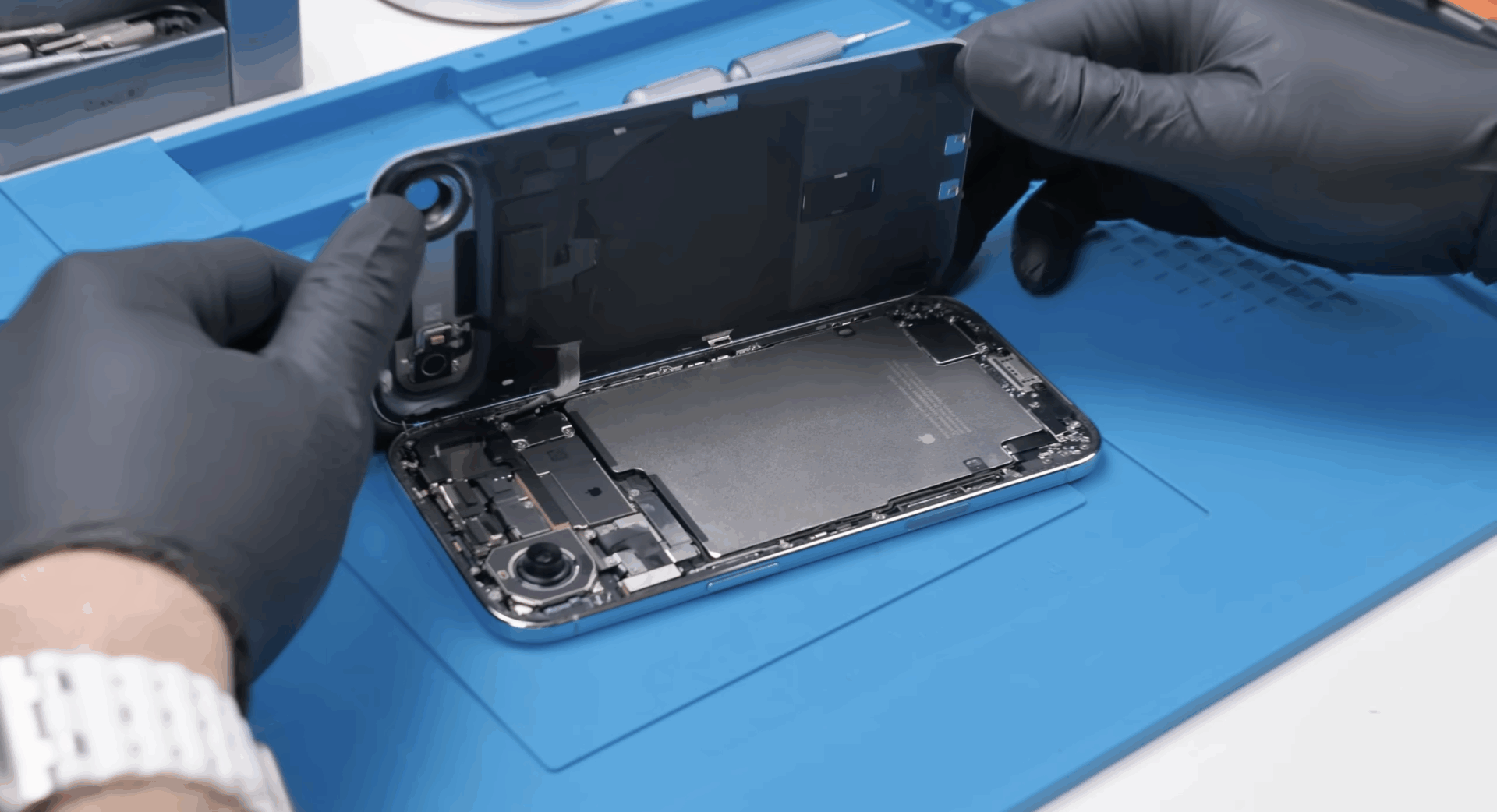 iPhone Air rozobraty transparentný