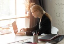 Ako si vybrať správny mzdový software na výpočet miezd a personalistiky Žena pracuje na počítači so mzdami