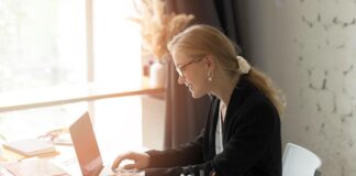 Žena pracuje na počítači so mzdami