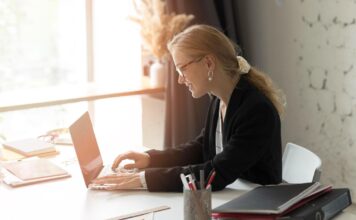 Žena pracuje na počítači so mzdami