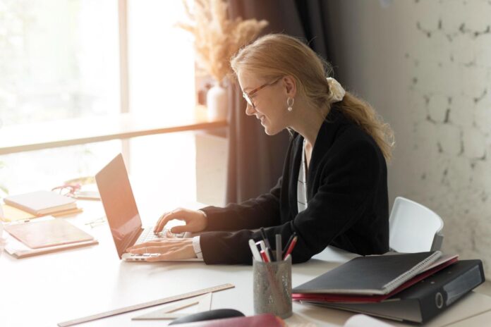 Žena pracuje na počítači so mzdami