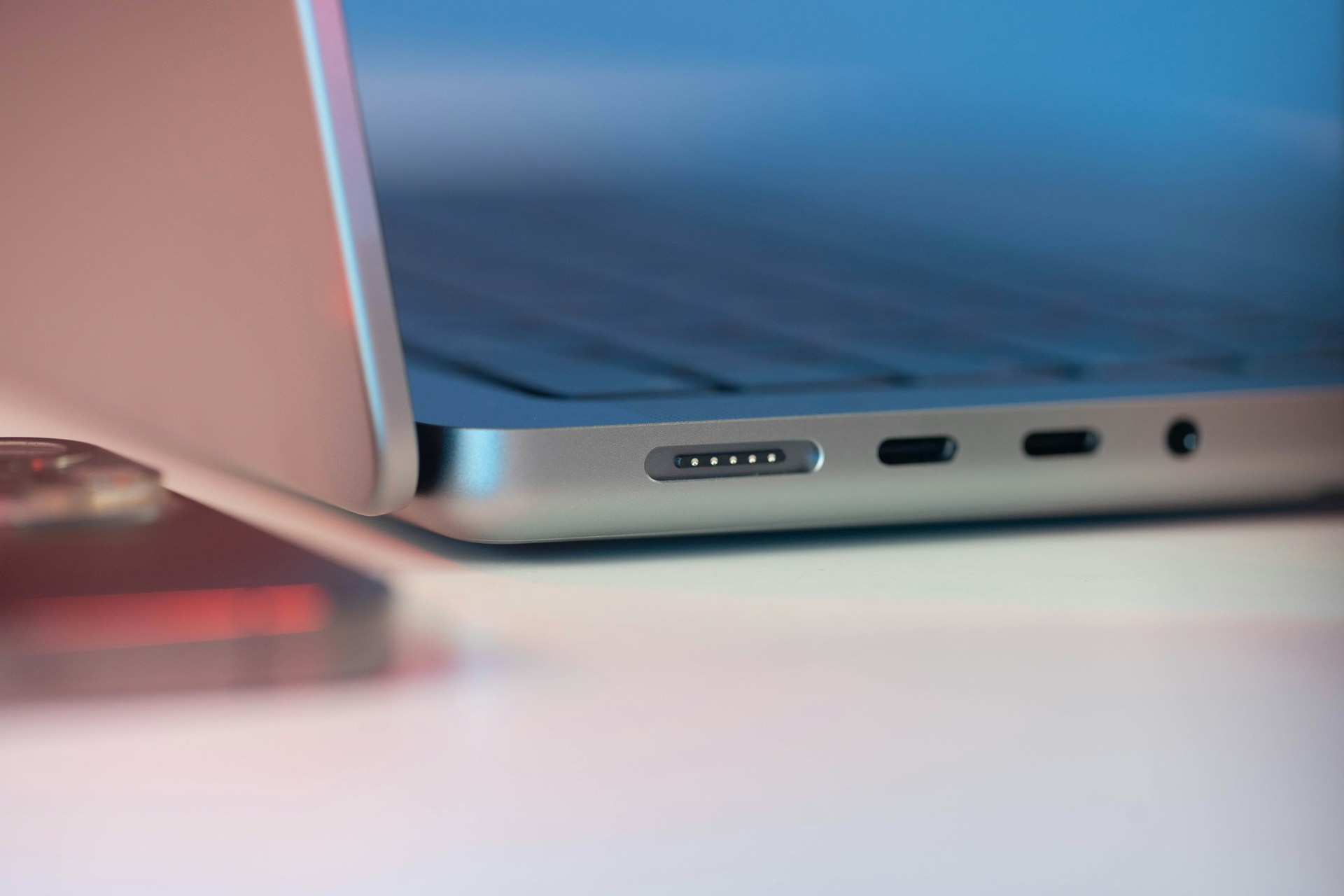 MacBook Air M4 nabíjanie a výdrž batérie