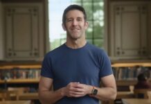 KONIEC JEDNEJ ÉRY! Tim Cook oslávil 65 rokov a Apple už potichu vybral jeho nástupcu. John Ternus