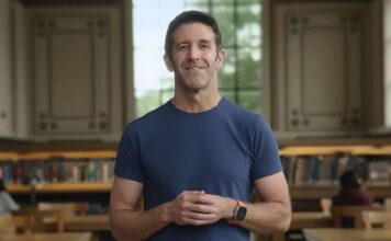 KONIEC JEDNEJ ÉRY! Tim Cook oslávil 65 rokov a Apple už potichu vybral jeho nástupcu. John Ternus