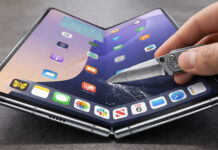 škrabance na displeji iPhone fold