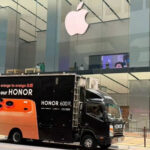 Honor si rýpol do Apple priamo pred predajňou. Takto propagoval nový smartfón, ktorý vyzerá ako iPhone 17 Pro Honor