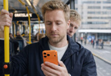 Pozeráme si navzájom do mobilov? Prieskum odhalil mrazivú pravdu Privacy display